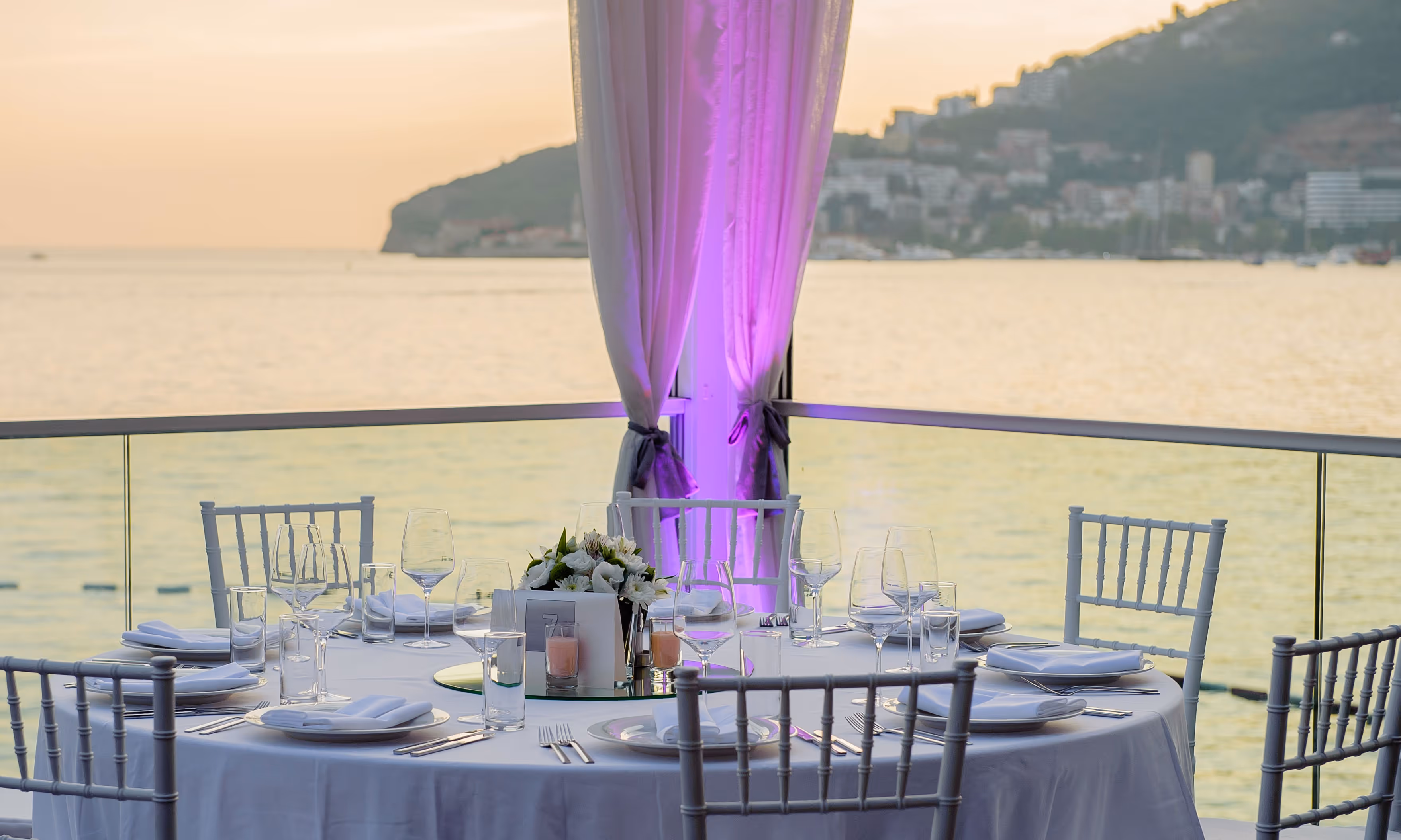 Сервировка столов в ресторане Dukley Seafront для корпоративных праздников или мероприятий у моря.